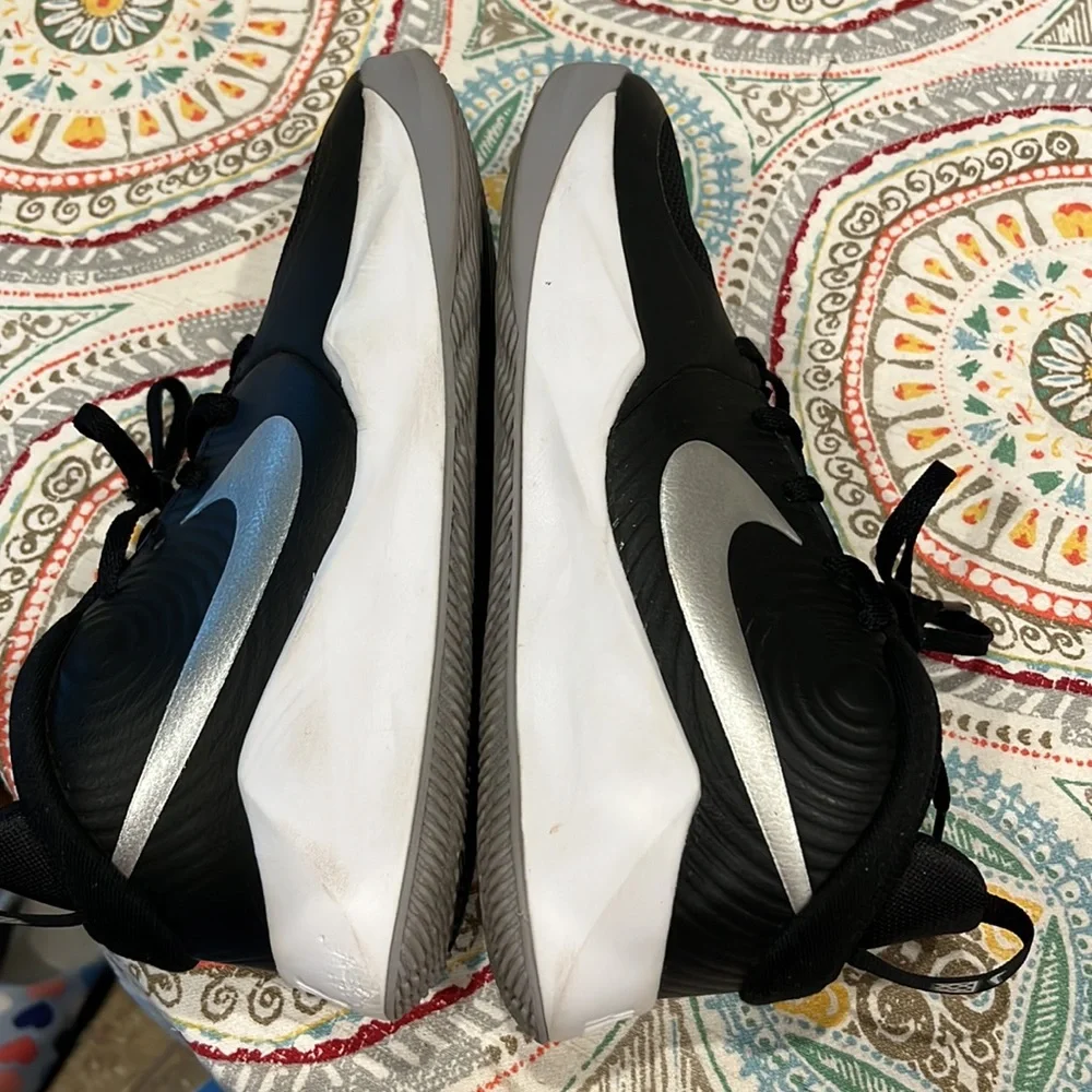 Nike Team Hustle size 6Y leather shoes